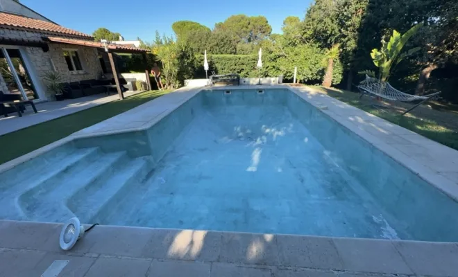 AVANT Rénovation de piscine en mosaïque à Mougins